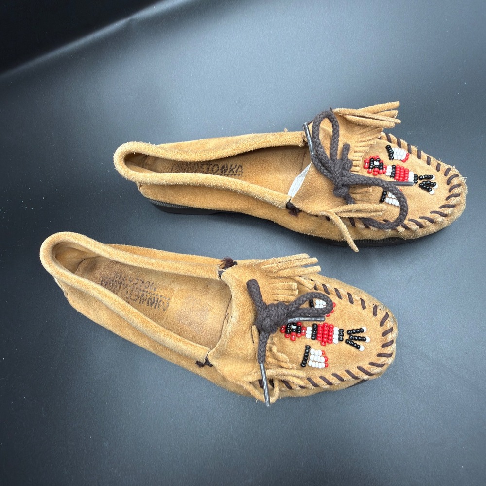 Minnetonka Thunderbird Tan Suede Beaded Fringe Moccasins Flats Womens Size 8